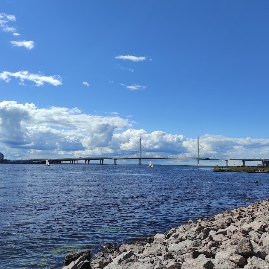 Силуэт человека с раскинутыми руками