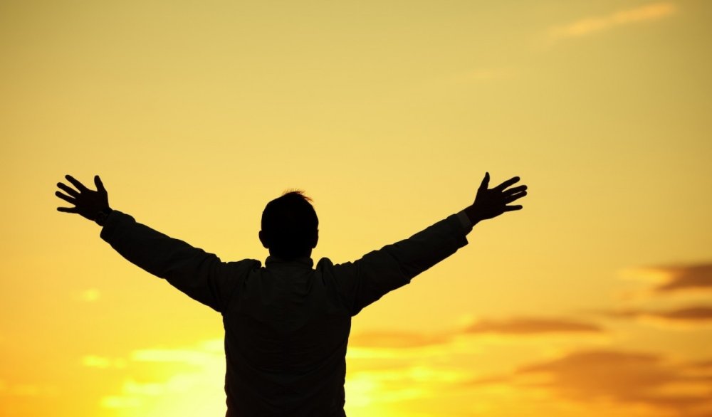 Человек расправил руки