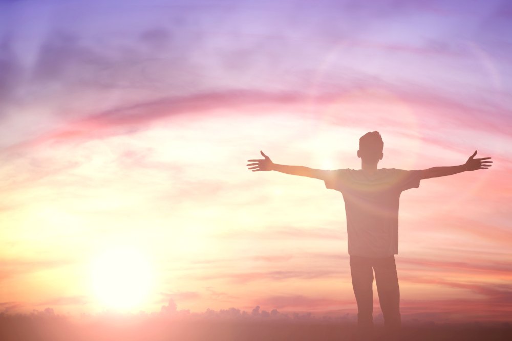 Человек с одной поднятой рукой