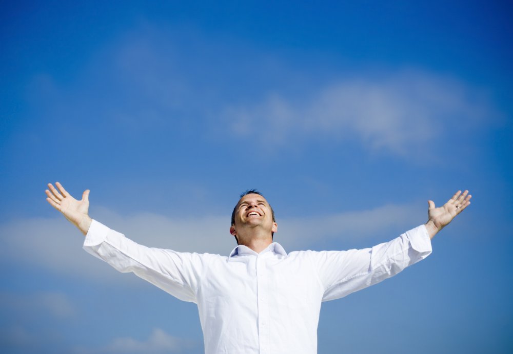 Человек с распростертыми руками