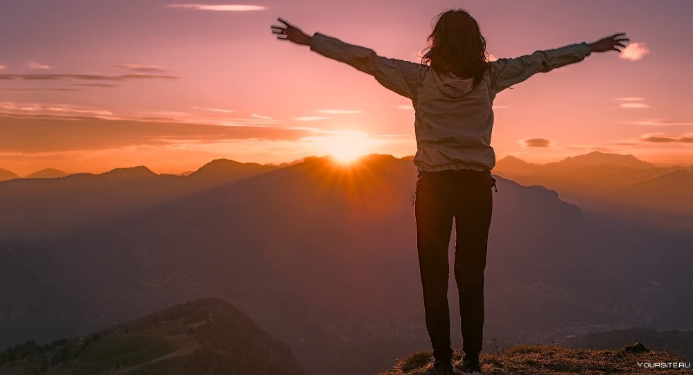 Человек с раскинутыми руками