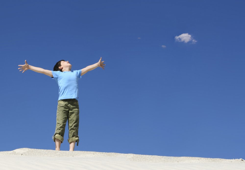 Парень раскинул руки