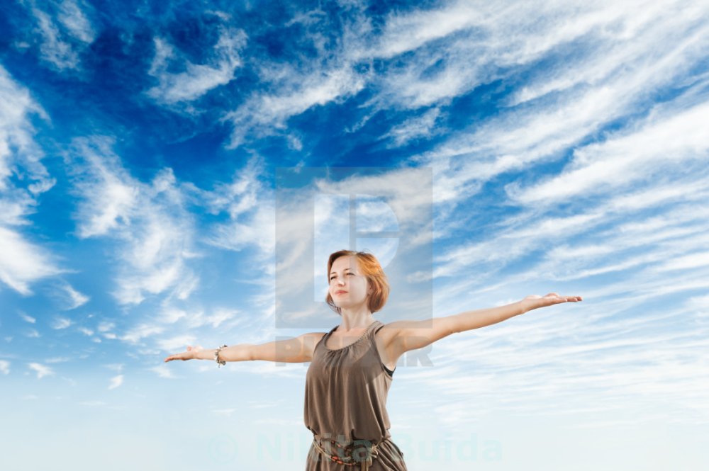 Парень раскинул руки