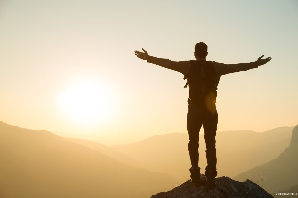 Парень с распростертыми руками