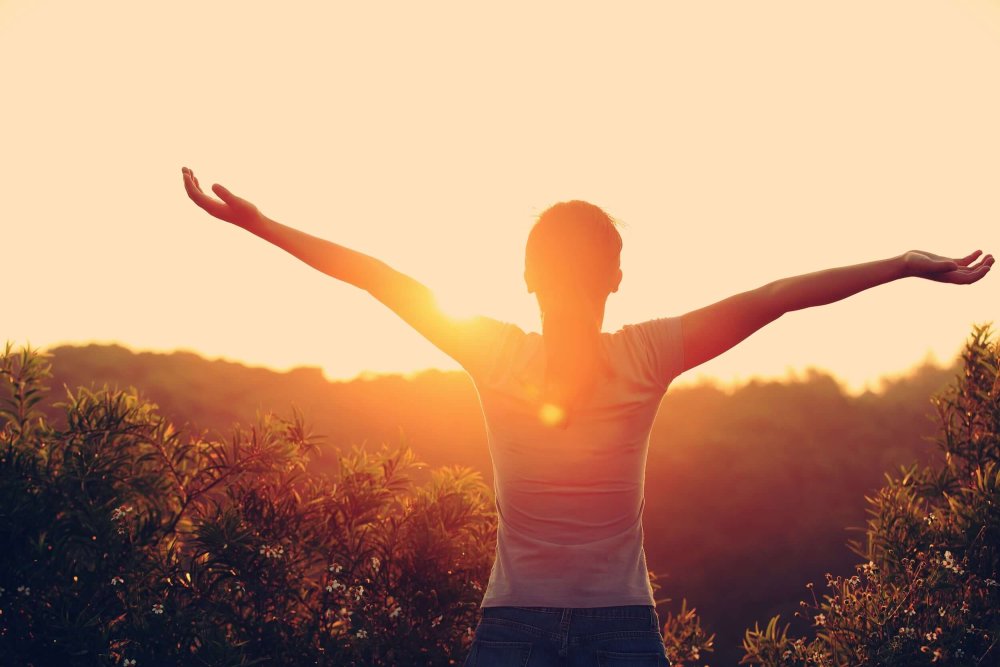 Человек расправил руки