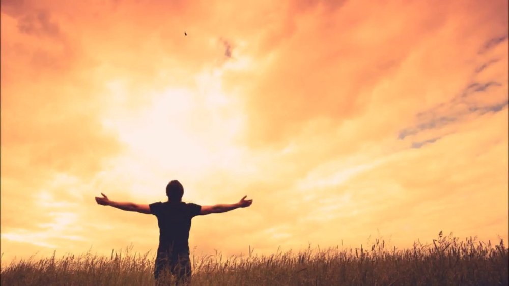 Человек с раскинутыми руками