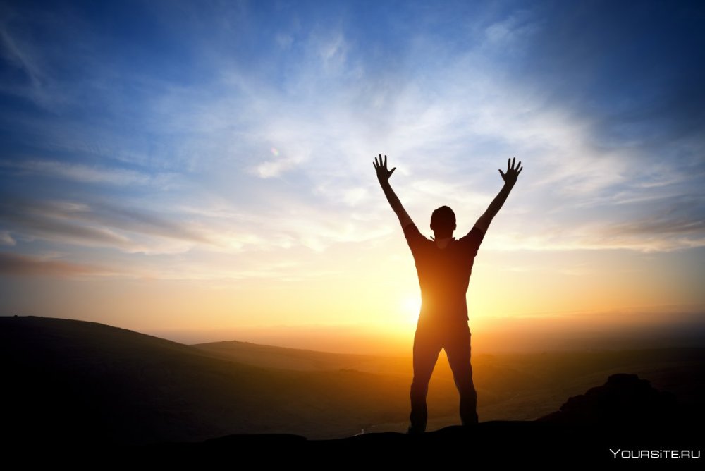 Мужчина с поднятой рукой