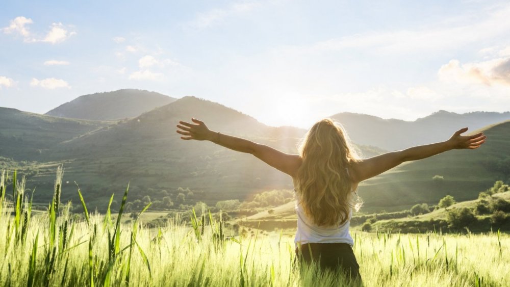 Человек на фоне голубого неба