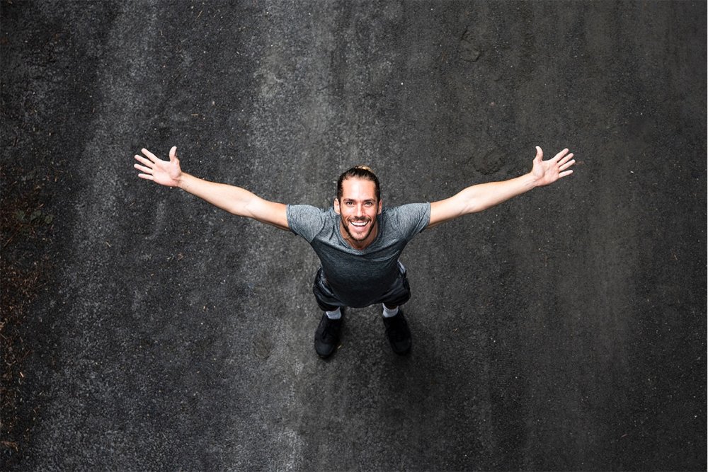 Девушка с распростертыми руками