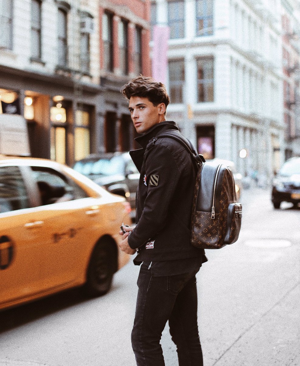 Мужчина в деловом костюме