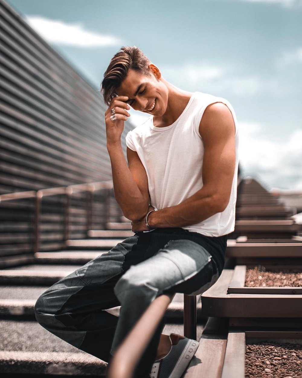 Мужчина идет по улице