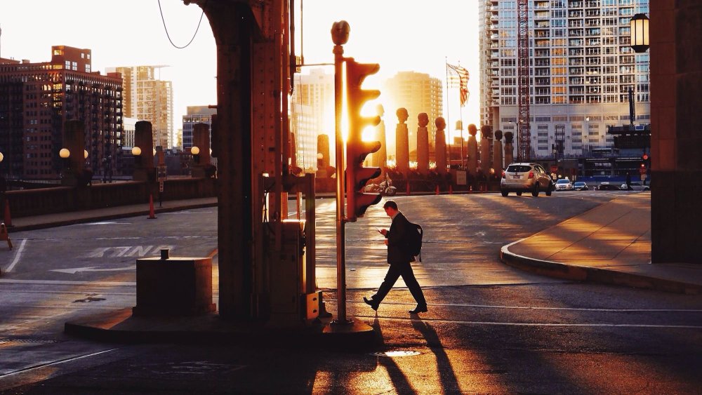 Мужчина зимой на улице