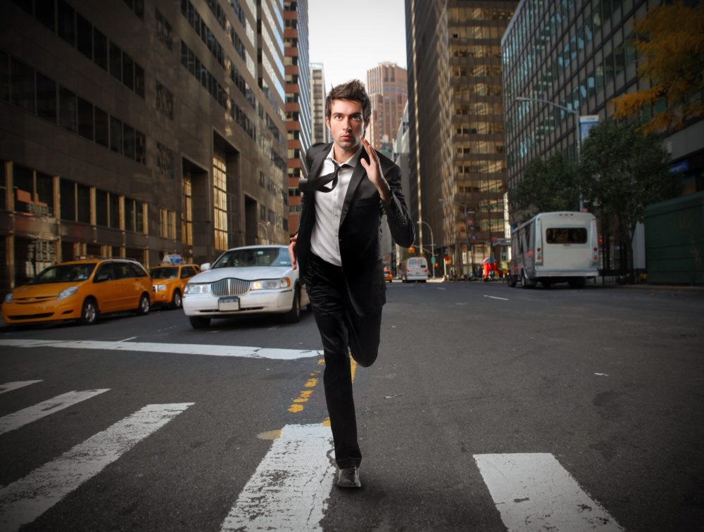 Люди идут по улице