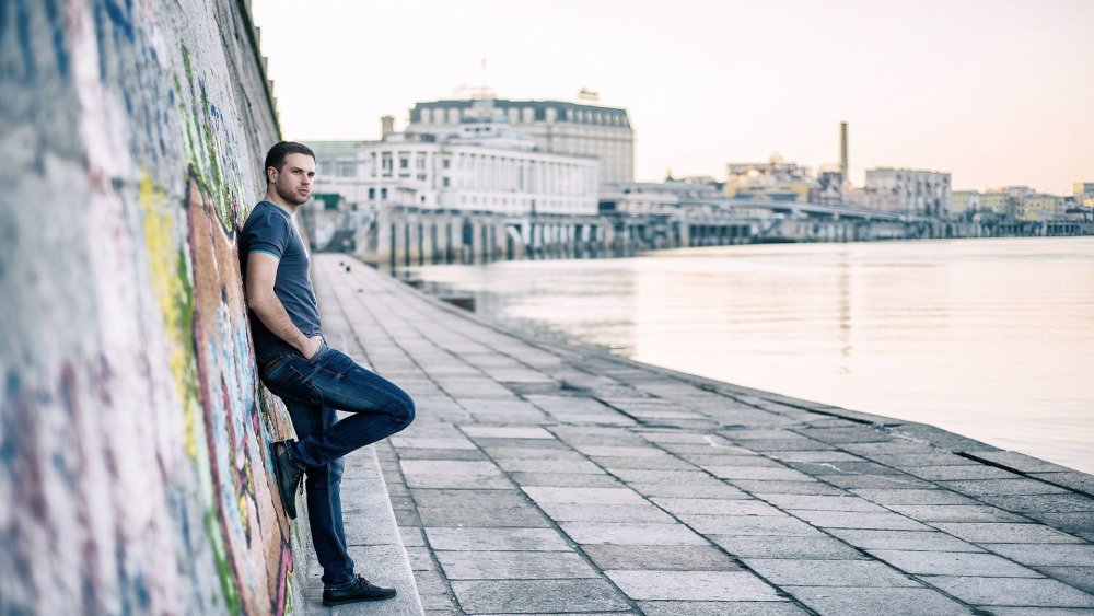 Парень на улице