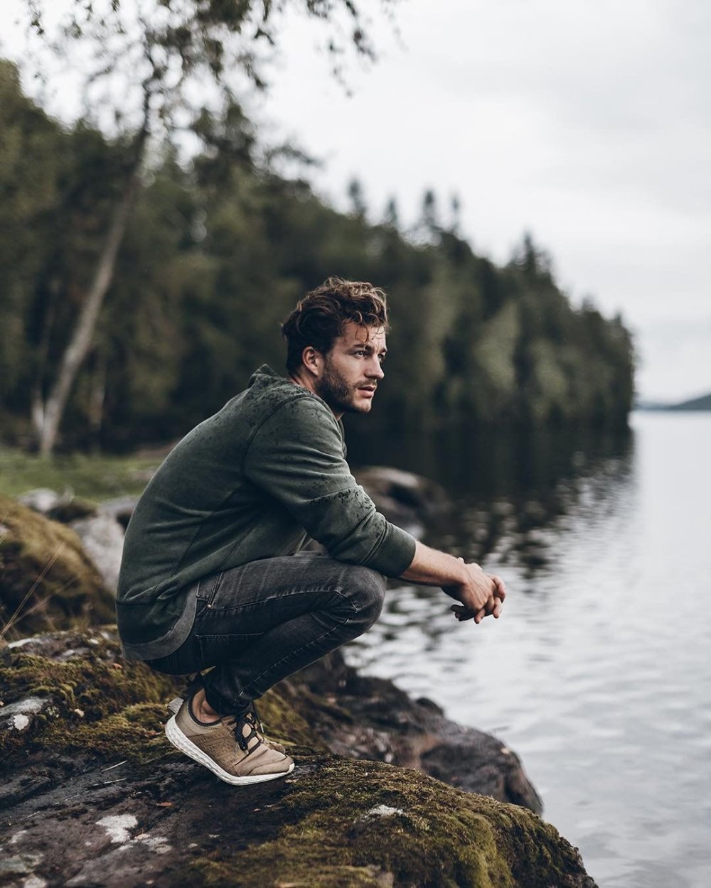 Парень идет по улице