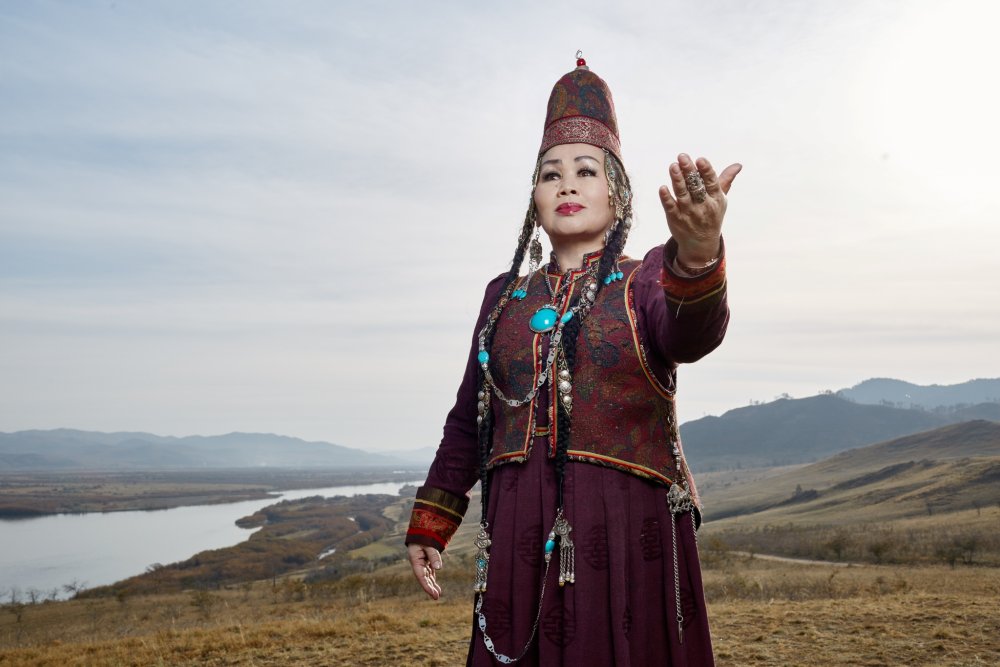 Бурятский национальный костюм в степи