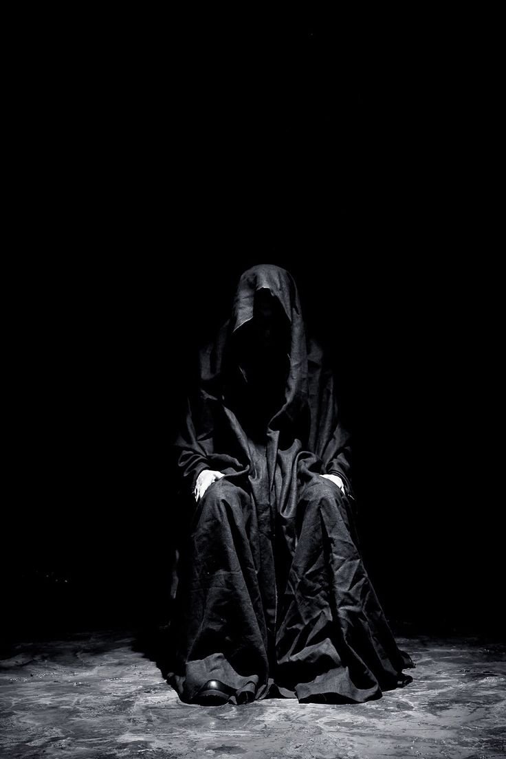 Женщина в черном капюшоне