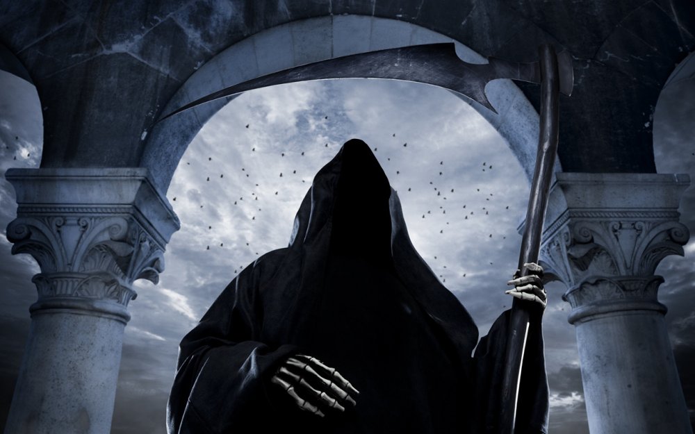 Человек в капюшоне в темноте