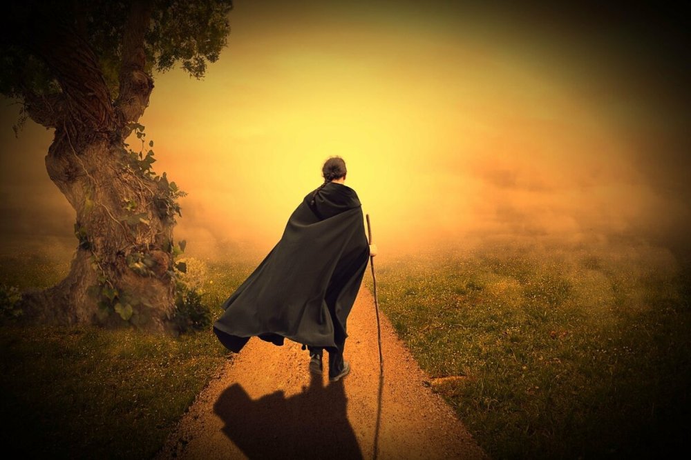 Человек в плаще с капюшоном