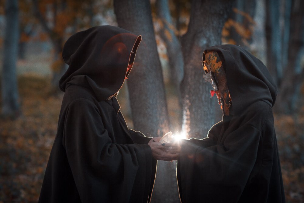 Фотосессия в черной мантии в городе