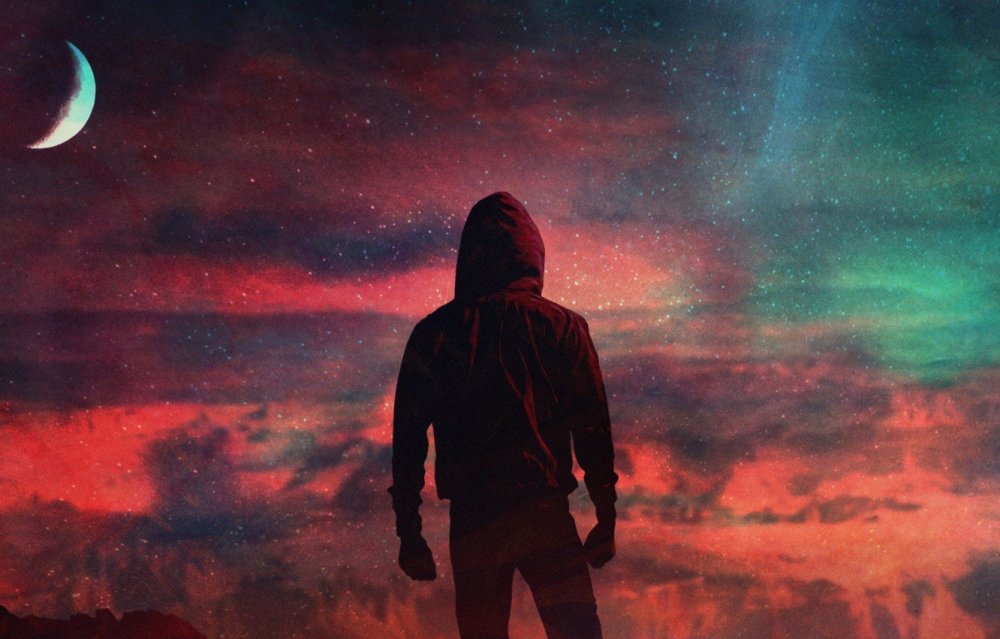 Человек в черном плаще