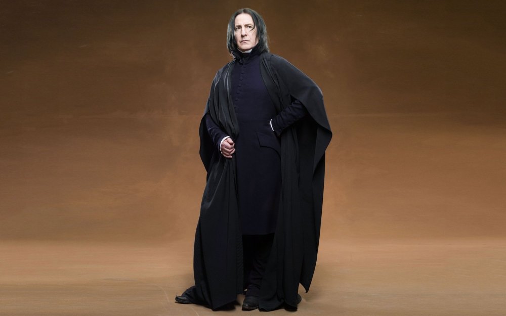 Фигура в капюшоне