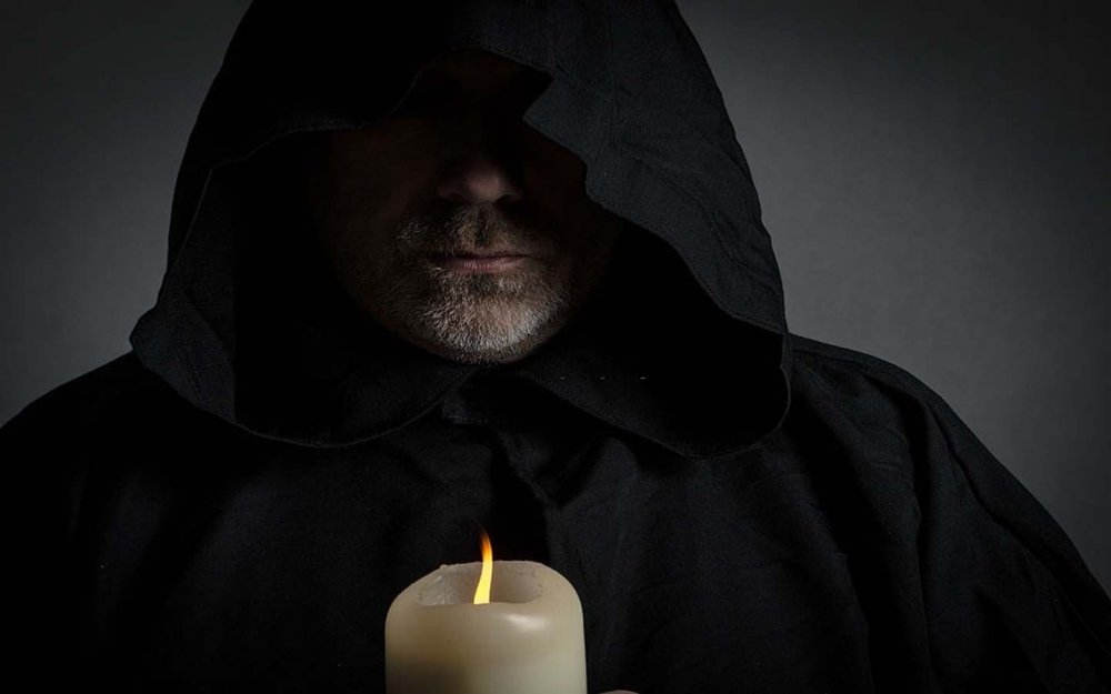 Девушка в плаще с капюшоном