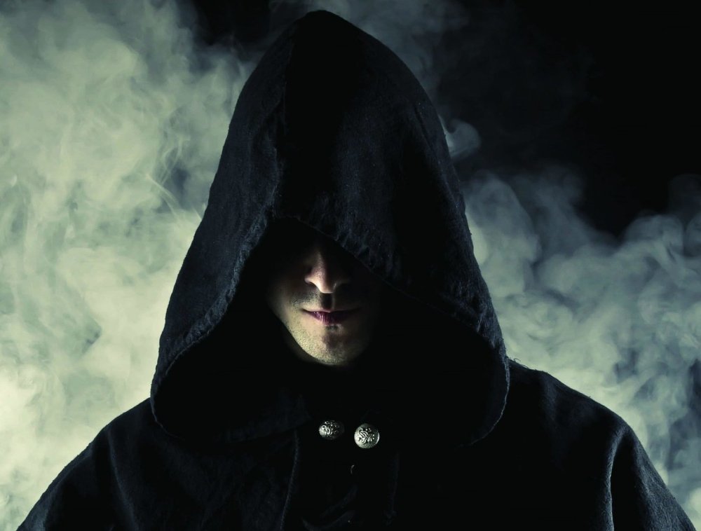 Человек в черной мантии