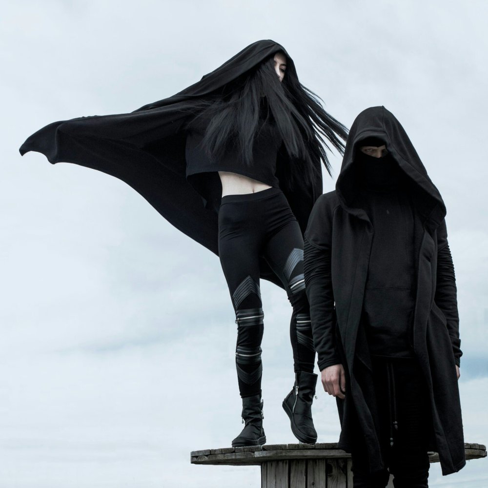 Человек в черном плаще