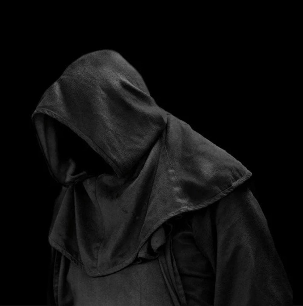 Черный силуэт в капюшоне