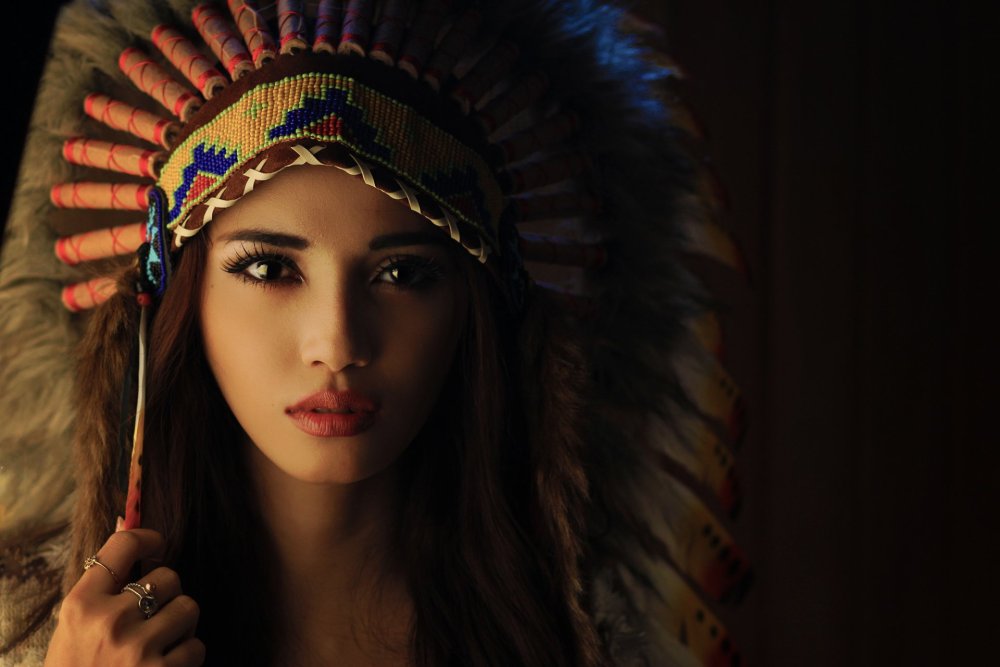 Индианка со светлыми волосами