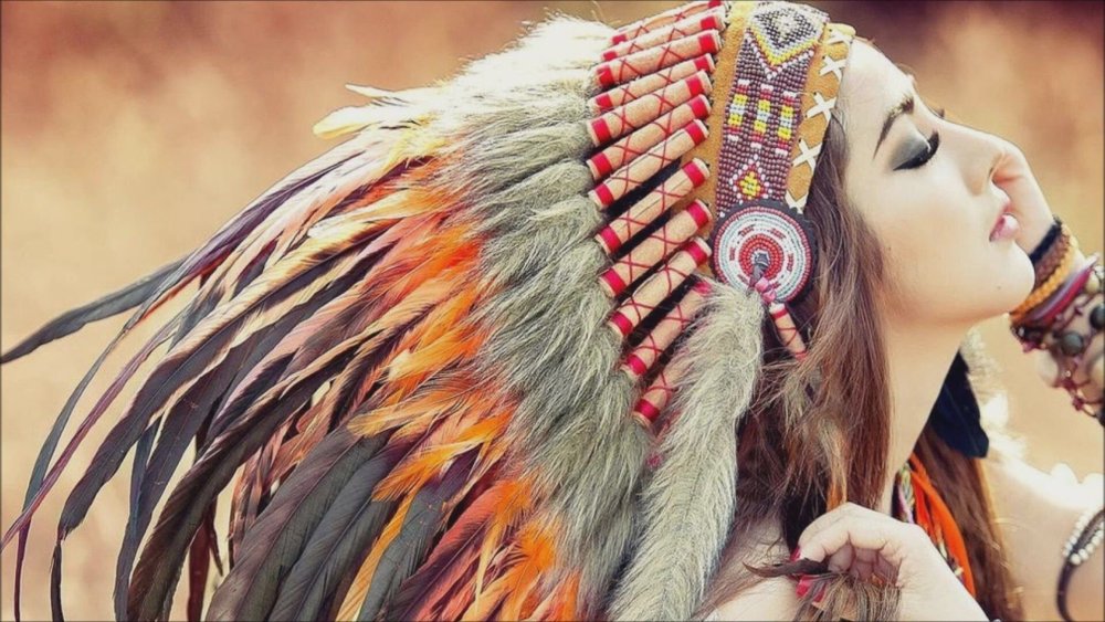 Девушка в перьях