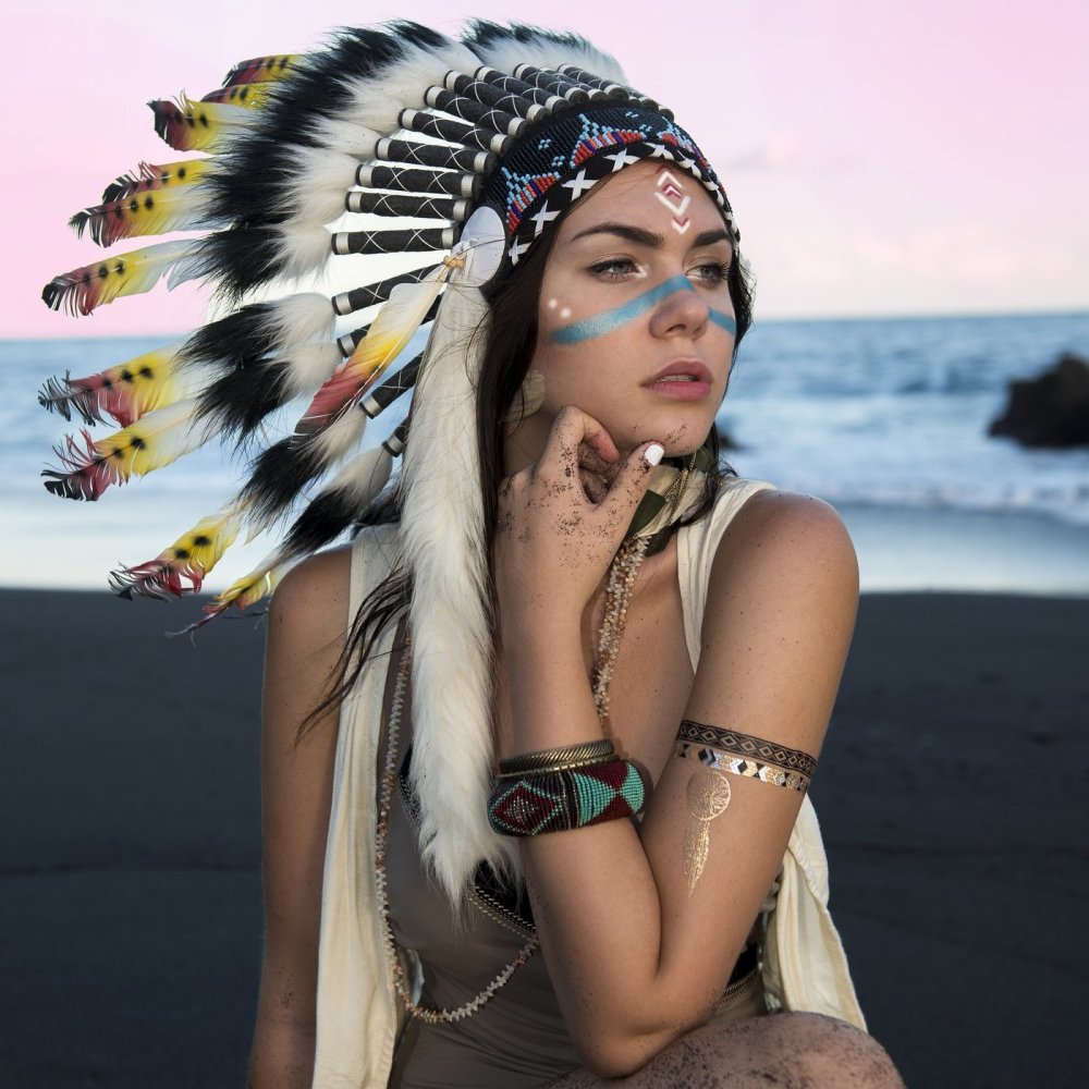 Лица индейских девушек в профиль