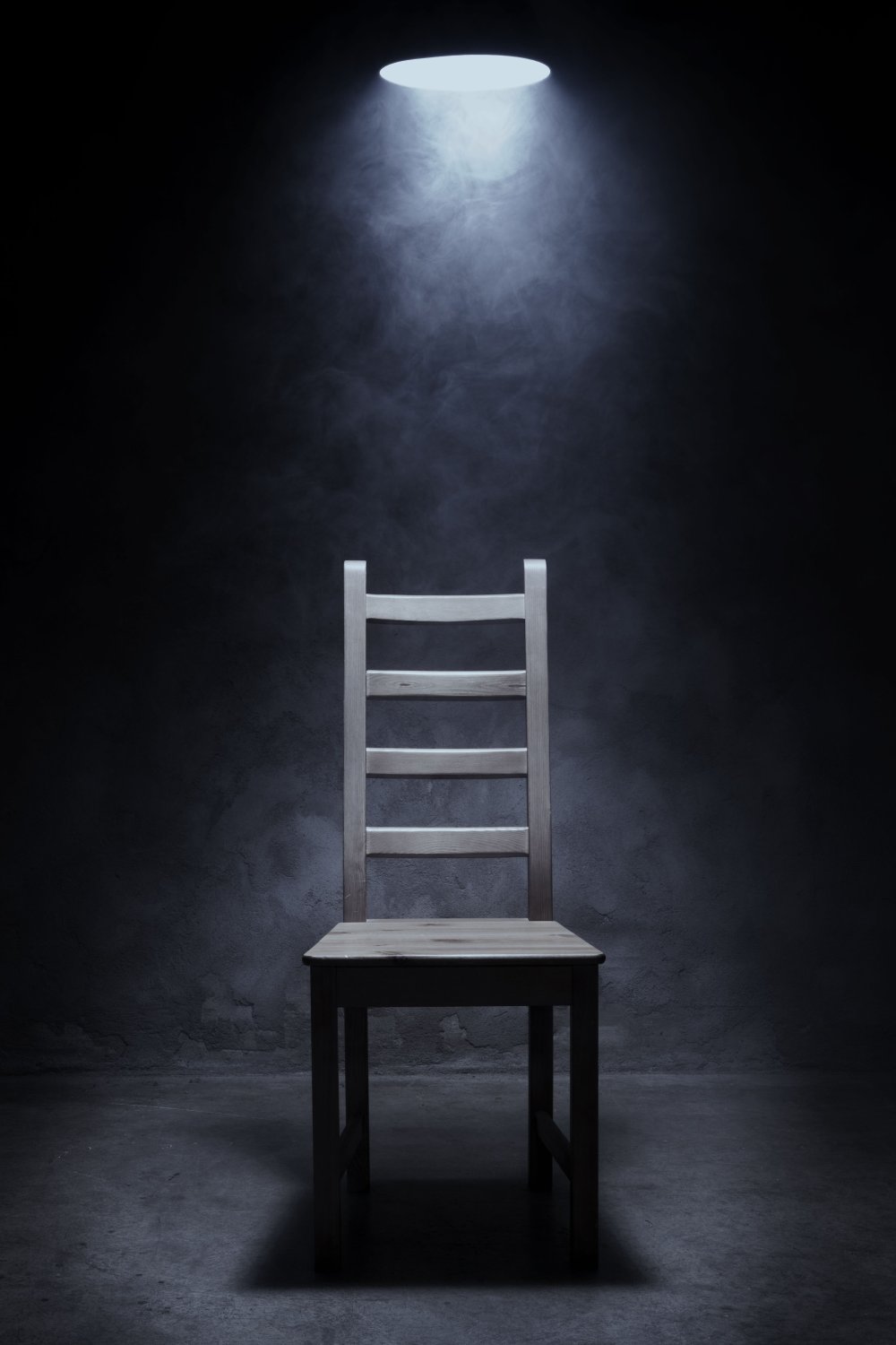 Стул в пустой комнате