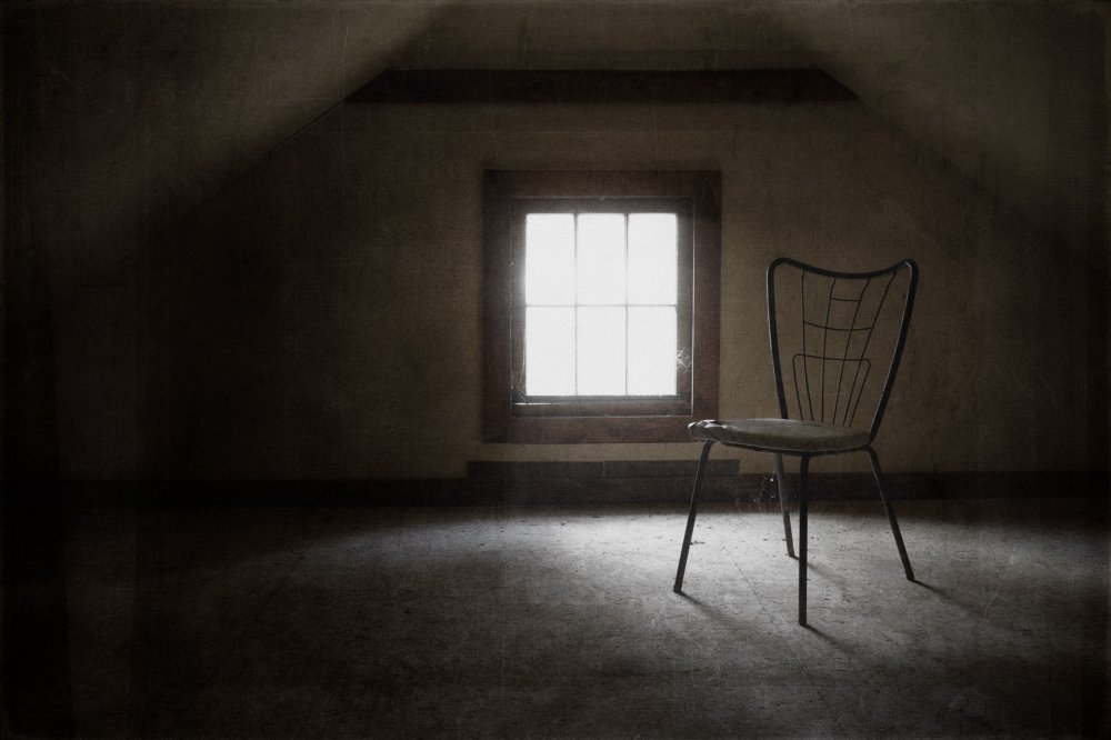 Стул в пустой комнате