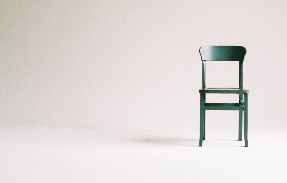 Стул в пустой комнате