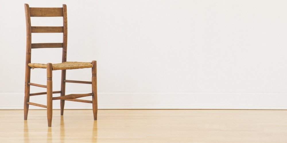 Стул в пустой комнате