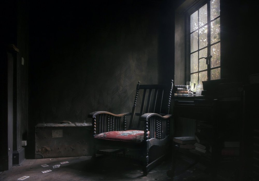 Мрачный интерьер комнаты