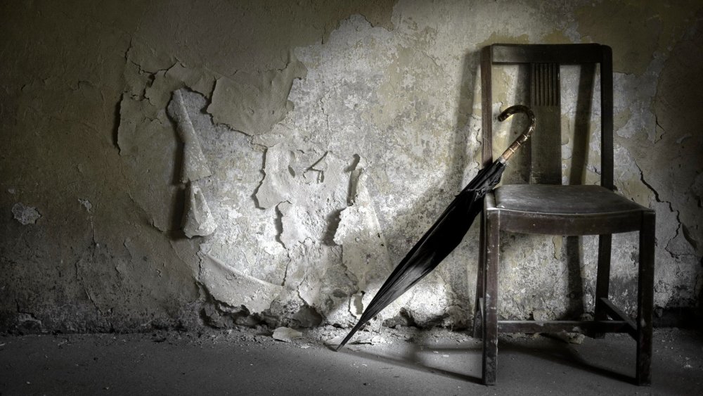 Комната с ободранными обоями