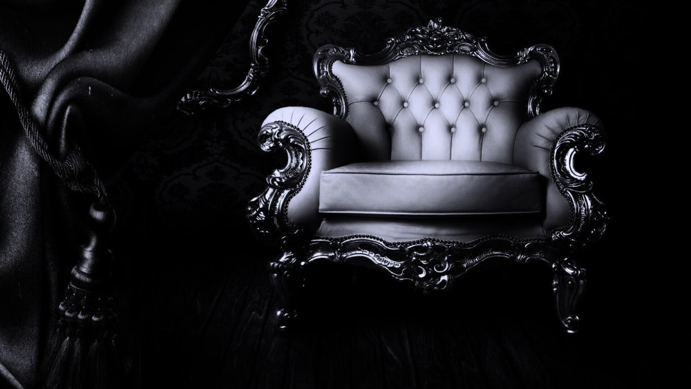 Кресло в темной комнате