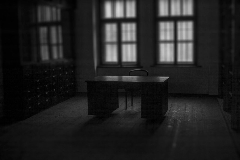 Стол в пустой комнате