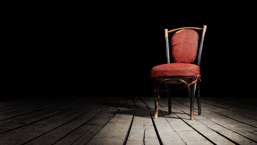 Красный стул на черном фоне