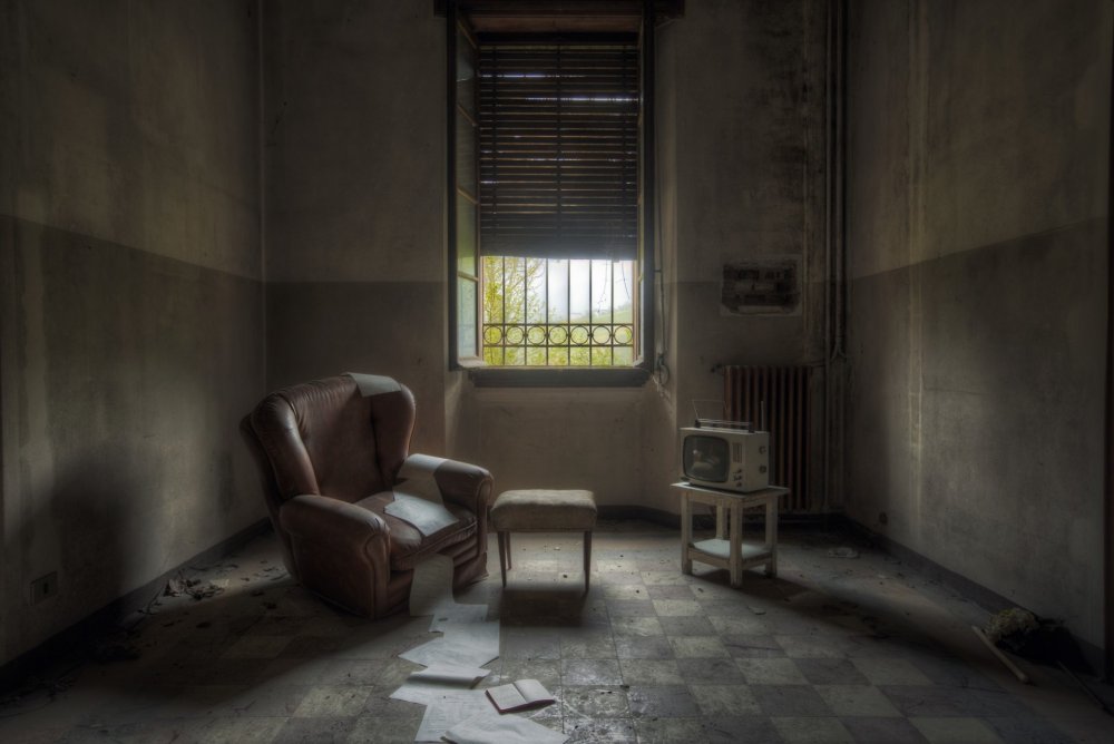 Стул в темной комнате