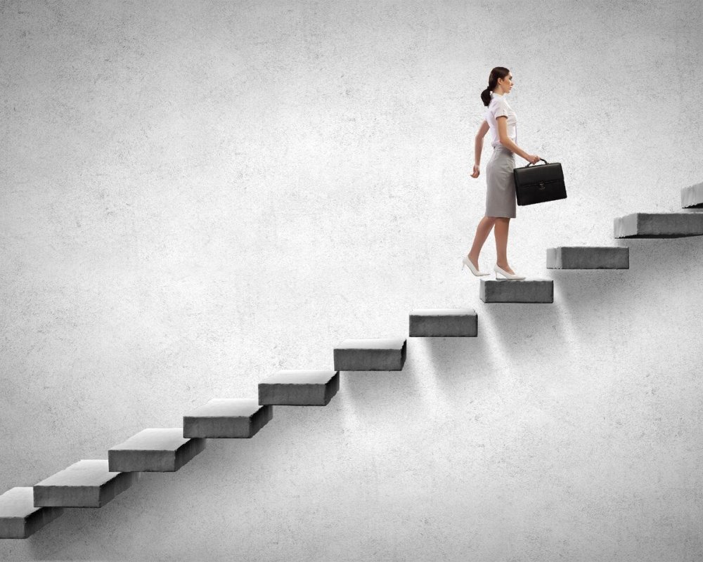 Девушка по карьерной лестнице