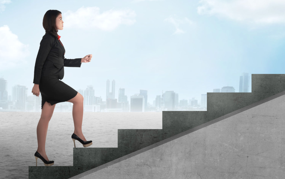 Девушки босиком на лестнице