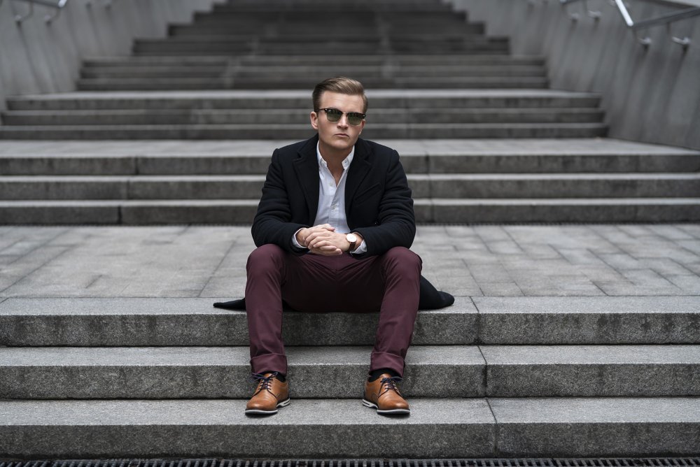 Девушка сидит на ступеньках