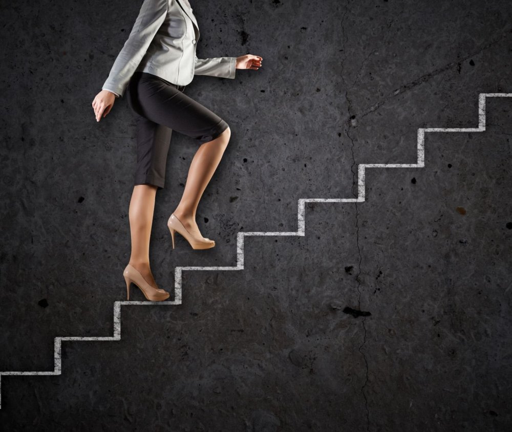 Человек поднимается по лестнице