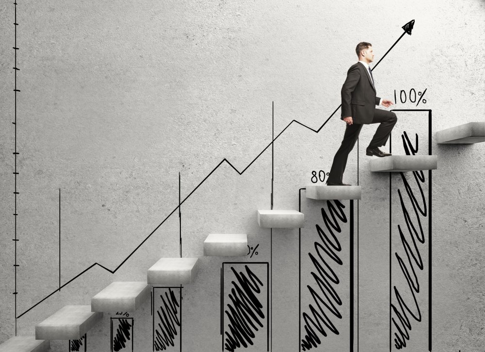 Девушка идет по лестнице вверх