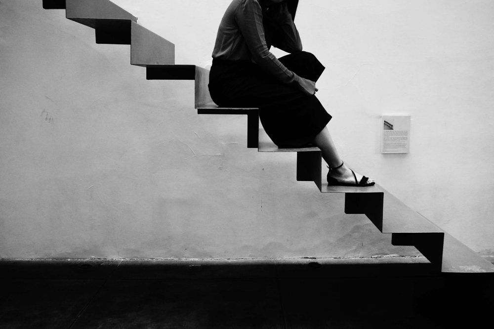 Девушка на лестнице