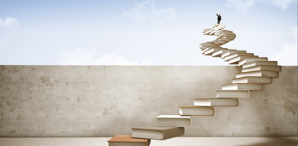 Девушка спускается с лестницы